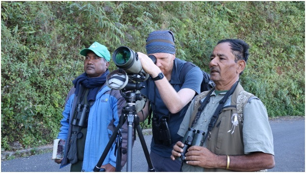 काँडेभ्याकुर हेर्न उपरदाङगढीमा पर्यटक 