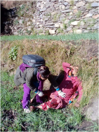 बाजुराकी रोकायाले बाटोमै जन्माइन् नव जातशिशु   