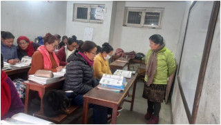 शिक्षित हुने सपना पछ्याउँदै विद्यालयमा पाका महिला  