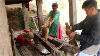 चिउरीबाट घ्यू उत्पादन गर्दै चेपाङ  