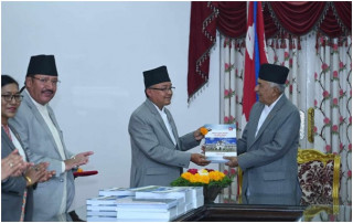 राष्ट्रपति पौडेलसमक्ष निर्वाचन आयोगको वार्षिक प्रतिवेदन पेस