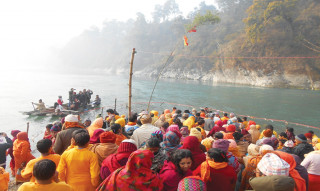   देवघाटमा स्नान गर्न भक्तजनको घुइँचो  