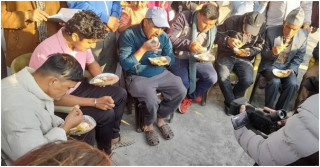 मह खाने प्रतियोगिता : तीन सय ग्राम मह खाएर जीवनाथ लामिछाने प्रथम     