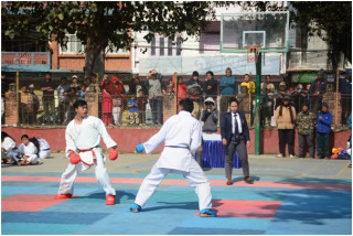     बास्केटबल कोर्टमा कराते !