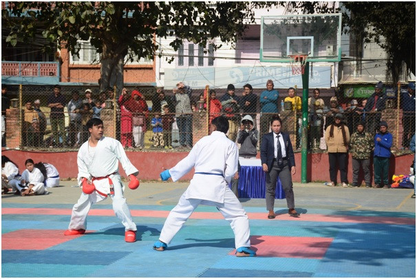     बास्केटबल कोर्टमा कराते !