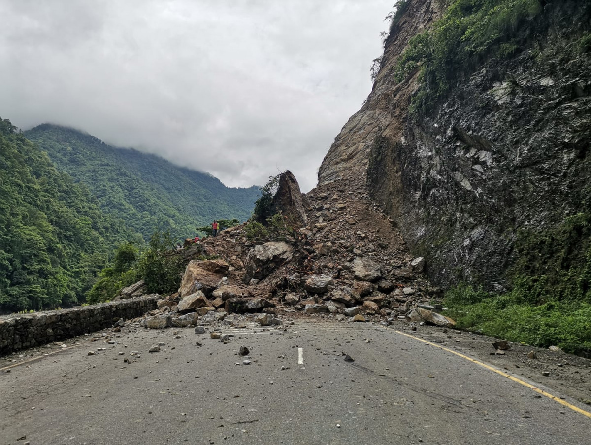सुक्खा पहिरोले कोशी राजमार्ग अवरुद्ध, पहिरोमा परी एक घाइते   