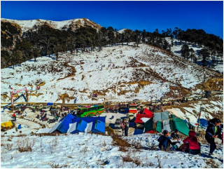 पातीहाल्नेमा हिउँ खेल्नेको भीड  