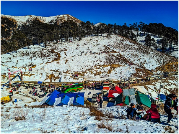 पातीहाल्नेमा हिउँ खेल्नेको भीड  