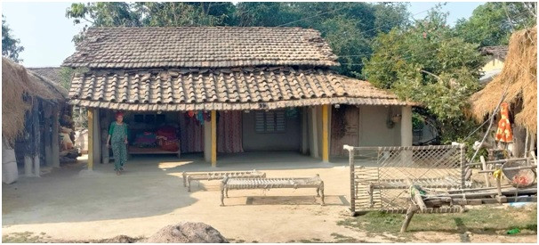 थारु समुदायको हराउँदै परम्परागत घर   
