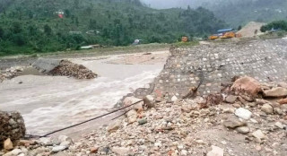 महानगरभित्रकै पीडा : वर्षामा एक घण्टा बढी पैदल, हिउँदमा बाँसको फड्के  