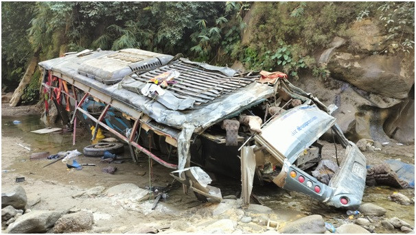  कपिलवस्तु बस दुर्घटनाका घाइते भन्छन् : पहाडमा ठोक्किएको बस उछिट्टिएर खोलामा खस्यो 