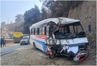  धादिङमा बस र ट्रक ठोक्किँदा २० जना घाइते  