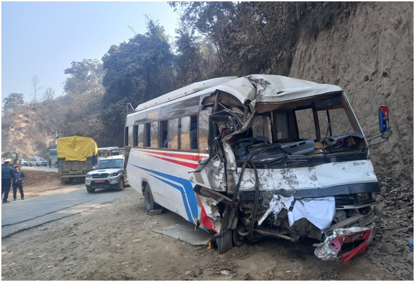  धादिङमा बस र ट्रक ठोक्किँदा २० जना घाइते  