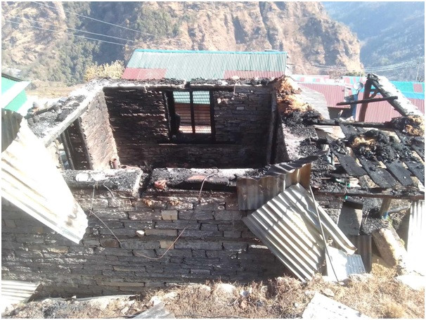      अँगेनोको आगोले घर खरानी