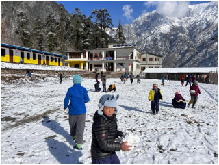 हिउँमा खेल्दै पढ्दै  