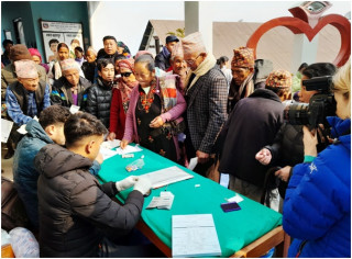 फुङ्लिङमा   आँखाका बिरामीको शल्यक्रिया गर्दै डा रुइत   