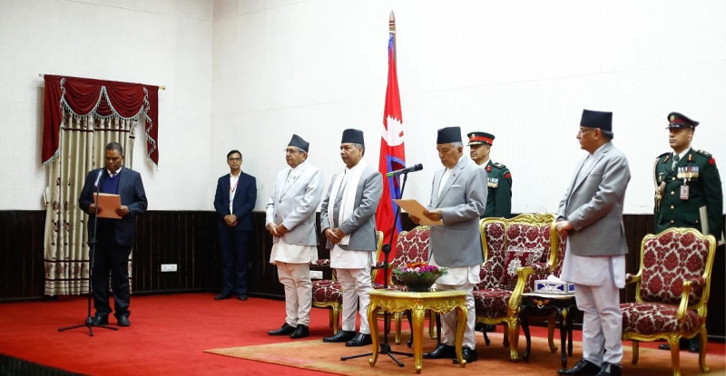      राष्ट्रपतिसमक्ष उपप्रधानमन्त्री र मन्त्रीद्वारा सपथ 