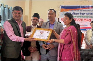 साहित्यकार डा लम्साललाई क्षेत्रप्रताप साहित्य पुरस्कार प्रदान 