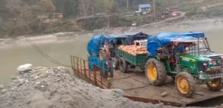  अरुण नदीमा फेरी बन्द भएपछि यातायात अवरुद्ध 