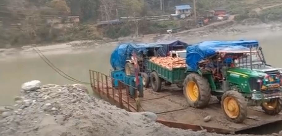  अरुण नदीमा फेरी बन्द भएपछि यातायात अवरुद्ध 