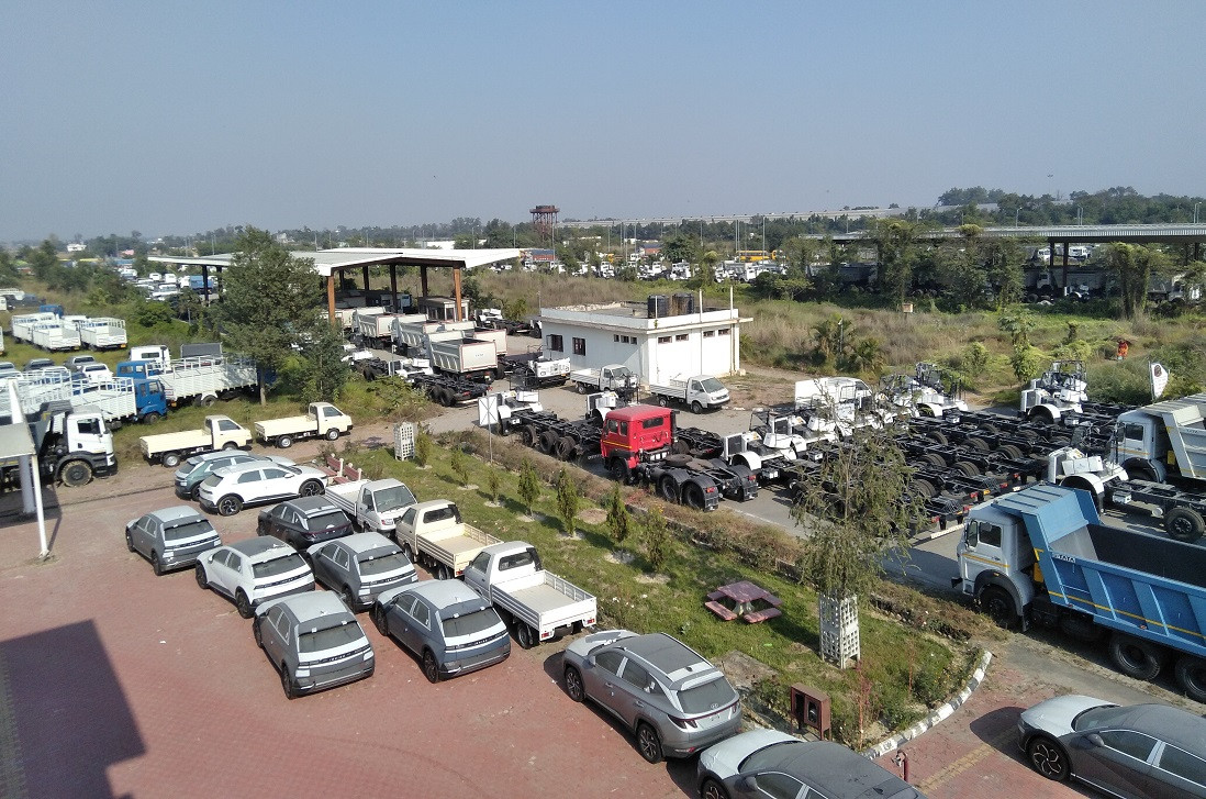 हजारभन्दा बढी सवारीसाधन वीरगञ्ज भन्सारमा थन्किए  