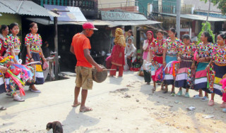 राना थारु समुदायले ‘खखडेहरा’ पर्व मनाउँदै 