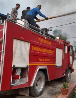 चन्द्रागिरि नगरपालिकाद्वारा आगलागी नियन्त्रण गर्न दमकलसहित नगरप्रहरी परिचालन  