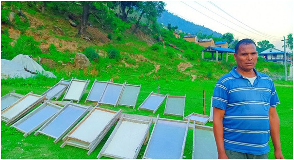 नेपाली हाते कागज उद्योगबाट गाउँमै मनग्य आम्दानी :  युवा भन्दछन् , कमाइ गर्न भारत जानुपर्दैन   