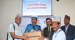नेपाल नेत्रज्योति सङ्घद्वारा ट्राफिक प्रहरीलाई ‘सन ग्लास’ हस्तान्तरण   