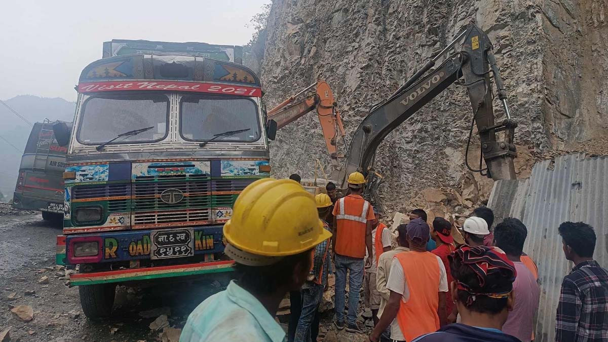 पहिरो खस्दा स्काभेटर चालकको मृत्यु  
