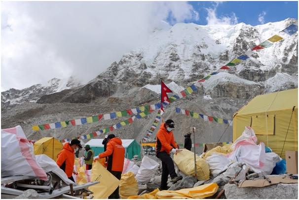 शिखर सगरमाथासहित प्रमुख हिमालबाट पाँच वर्षमा एक सय आठ मेट्रिकटन फोहर र १२ शव झिकियो 
