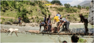 कर्णालीको झोलुङ्गे पुलमा अड्किएका खच्चडको पुलको जाली काटेर उद्धार उद्धार 