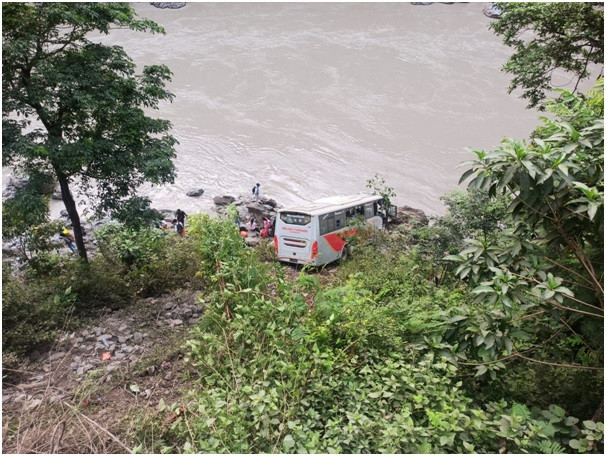 नेपालगन्जबाट काठमाडौं आउँदै  गरेको बस कारलाई जोगाउन खोज्दा  त्रिशूलीमा खस्यो  : घाइते २० मध्ये पाँचजना गम्भीर   