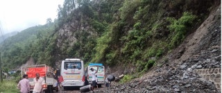    पहिरो पन्छाएपछि पृथ्वी राजमार्ग पुनःसञ्चालनमा   