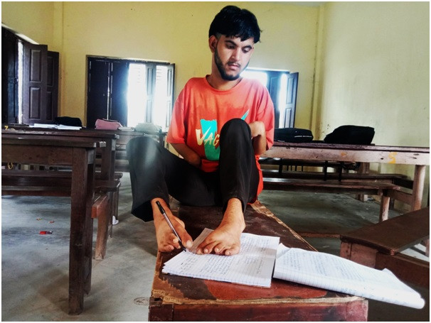 दृढ इच्छा शक्ति चाहिन्छ, सफलता यसरी मिल्छ :  खुट्टाले लेखेर एसइई उत्तीर्ण   