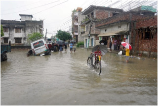 वर्षासँगै देशका विभिन्न ठाउँमा सडक अवरुद्ध, तराईमा डुबान 