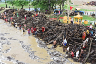 राप्ती नदीको जल सतह  बढ्दै , दाउरा जम्मा गर्न नागरिकको भीड     