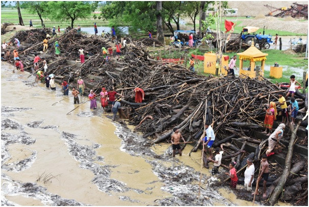 राप्ती नदीको जल सतह  बढ्दै , दाउरा जम्मा गर्न नागरिकको भीड     