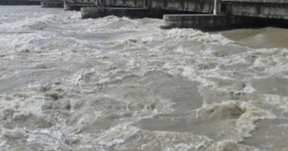 महाकालीमा पानीको बहाव बढ्यो, बनबासा पुलमा सवारीसाधन चलाउन बन्देज