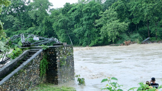 ४१ पुल बाढीमा बगे, १० करोड बढीको क्षति 