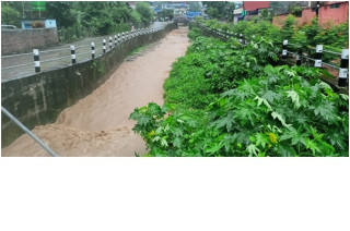      पूर्वका साना खोलामा बाढीको जोखिम  