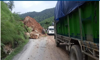 मौवाखोलामा पहिरो खस्दा पृथ्वी राजमार्ग अवरुद्ध  