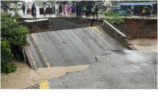     बढीपहिराले देशका विभिन्न भागमा क्षति, राजमार्ग अवरुद्ध   