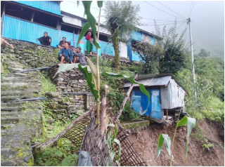 धादिङको किचेतमा पहिरोले गाउँ नै जोखिममा, स्थानीय त्रसित 