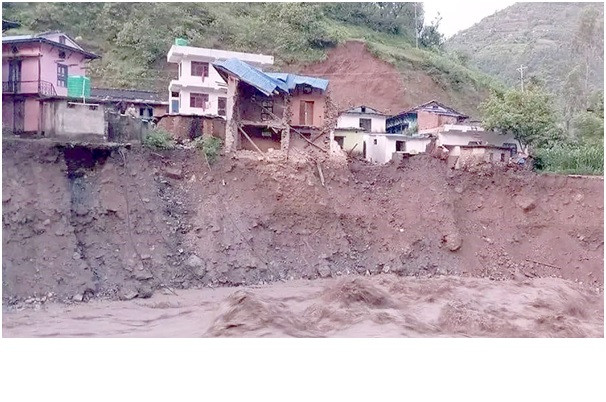      आठबीसकोट बाढी : पुरिएका तीन बालिकाको शव निकालियो, बेपत्ता एकको खोजी जारी   