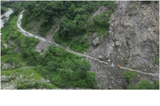     बेनी–जोमसोम सडकको म्याग्दी खण्डमा पहिराले यातायात प्रभावित   