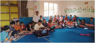 मोबाइल हेर्ने बानी हटाउन बालबालिकालाई सङ्गीत कक्षा 
