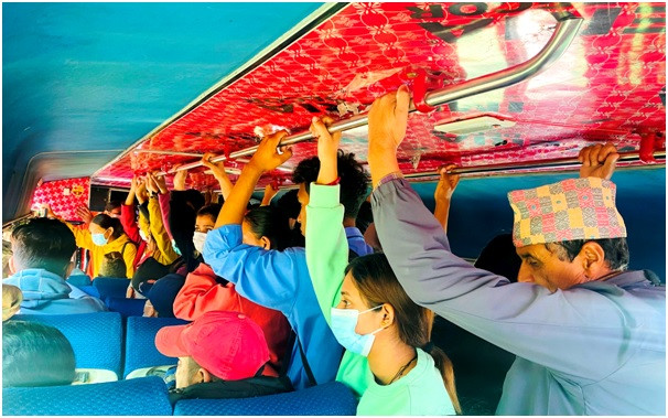 गाडीमा कोचिएरै यात्रा, ट्राफिक छल्छन् चालक 