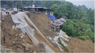      दाउन्नेमा सडक भासिए यातायात सञ्चालनमा रोक   