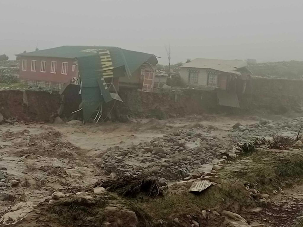 थामेमा गाउँ नै बगाउने ‘हिमबाढी’ :  २० घर र विद्यालय पुरिए, १३५ विस्थापित